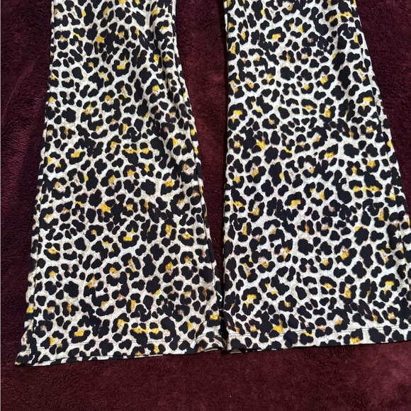 Women Feathers brand leopard 2 piece set. - Picture 3 of 7